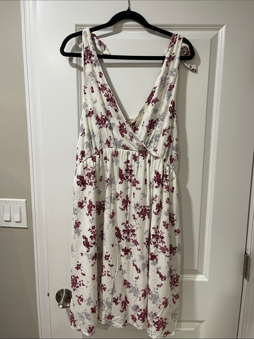 Hello MIZ Ivory Mauve Floral Knotted Wrap V-Neck Maternity Dress